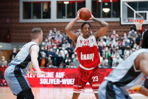 12 03 2022, s Oliver Wuerzburg vs HAKRO Merlins Crailsheim, easyCredit BBL, 25 Matchday, GER, Wuerzburg, tectake Arena, In picture from left Fabian Bleck Merlins vs Desi Rodriguez s Oliver Wuerzburg Copyright: HMBxMedia xJulienxBecker