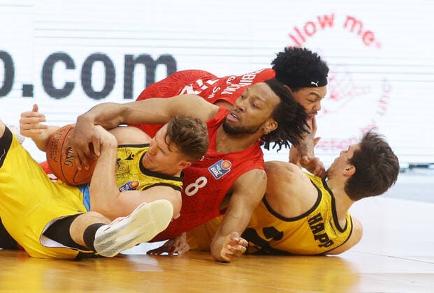 Ludwigsburg , Basketball easycredit BBL Bundesliga MHP Riesen Ludwigsburg vs Brose Bamberg , from left Jordan Hulls Giants Akil Mitchell Bamberg Justin Robinson Bamberg Ethan Happ Giants , ,