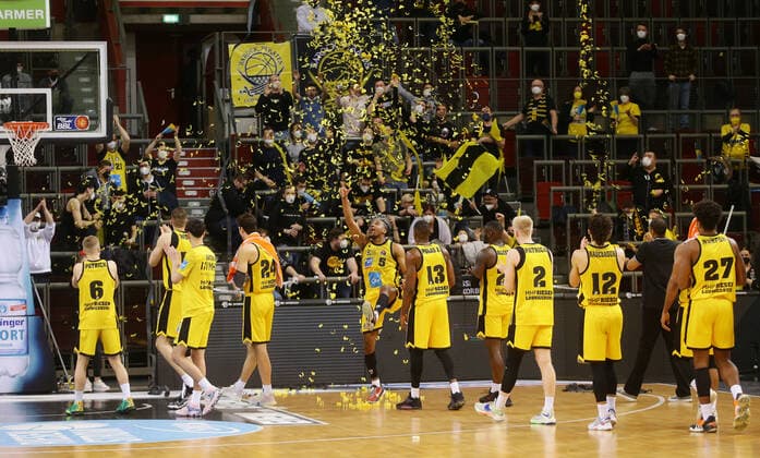 Ludwigsburg , Basketball easycredit BBL Bundesliga MHP Riesen Ludwigsburg vs Brose Bamberg , Jubel Riesen , center Justin Simon 5 ,