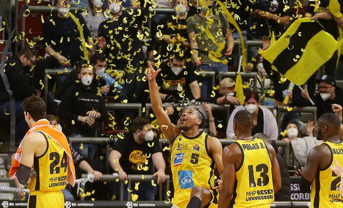 Ludwigsburg , Basketball easycredit BBL Bundesliga MHP Riesen Ludwigsburg vs Brose Bamberg , Jubel Riesen , center Justin Simon 5 ,