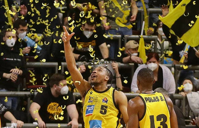 Ludwigsburg , Basketball easycredit BBL Bundesliga MHP Riesen Ludwigsburg vs Brose Bamberg , Jubel Riesen , left Justin Simon 5 ,