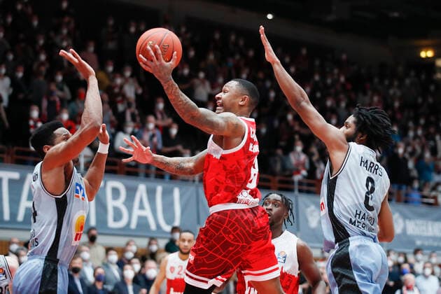 12 03 2022, s Oliver Wuerzburg vs HAKRO Merlins Crailsheim, easyCredit BBL, 25 Matchday, GER, Wuerzburg, tectake Arena, In picture from left Richmond Aririguzoh Merlins , Charles Callison s Oliver Wuerzburg and Terrell Harris Merlins Copyright: HMBxMedia xJulienxBecker