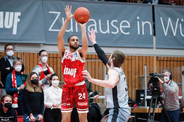 12 03 2022, s Oliver Wuerzburg vs HAKRO Merlins Crailsheim, easyCredit BBL, 25 Spieltag, GER, Wuerzburg, tectake Arena, Pictured Cameron Hunt s Oliver Wuerzburg with the three point shot. Copyright: HMBxMedia xJulienxBecker
