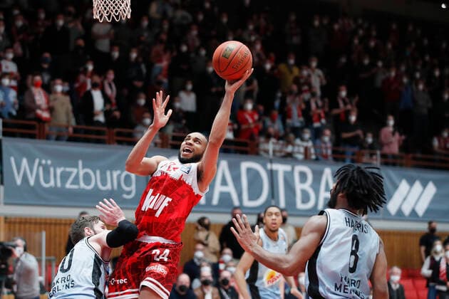12 03 2022, s Oliver Wuerzburg vs HAKRO Merlins Crailsheim, easyCredit BBL, 25 Matchday, GER, Wuerzburg, tectake Arena, In picture from left Jon Axel Gudmundsson Merlins , Cameron Hunt s Oliver Wuerzburg and Terrell Harris Merlins Copyright: HMBxMedia xJulienxBecker
