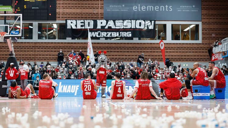 12 03 2022, basketball, BBL, main round, s Oliver Wuerzburg Hakro Merlins Crailsheim, GER, Wuerzburg, tectake Arena picture v li The team celebrates with the fans Copyright: HMBxMedia xHeikoxBecker