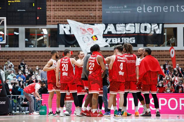 12 03 2022, basketball, BBL, main round, s Oliver Wuerzburg Hakro Merlins Crailsheim, GER, Wuerzburg, tectake Arena picture v li The team celebrates with the fans Copyright: HMBxMedia xHeikoxBecker