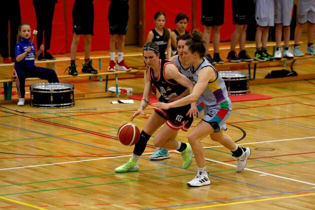 12 03 2022, 2 Toyota Womens Basketball Bundesliga North, DBBL, season 2021 2022, women, Chemcats Chemnitz Bender Baskets Grünberg Venla Vilhelmiina Varis, Bender Baskets Grünberg, Lucile Peroche, ChemCats Chemnitz Chemnitz Sporthalle am Schlossteich Saxony Germany