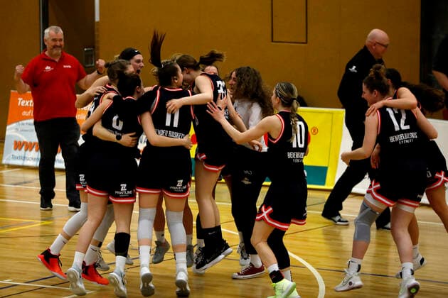 12 03 2022, 2 Toyota Womens Basketball Bundesliga North, DBBL, season 2021 2022, women, Chemcats Chemnitz Bender Baskets Grünberg Victory and jubilation at the Bender Baskets Grünberg Chemnitz Sporthalle am Schlossteich Saxony Germany
