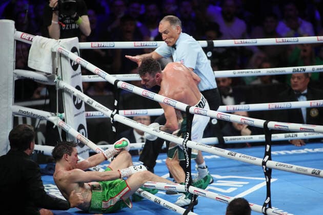 Bilder des Jahres 2022, Sport 03 März Sport Themen der Woche KW10 Sport Bilder des Tages WBA World Featherweight Title Leigh Wood vs Michael Conlon Leigh Wood shocks the crowd by knocking Michael Conlan out and through the ropes in the 12th round. Nottingham Motorpoint Arena Nottinghamshire United Kingdom Copyright: xRitchiexSumpter NewsxImagesx