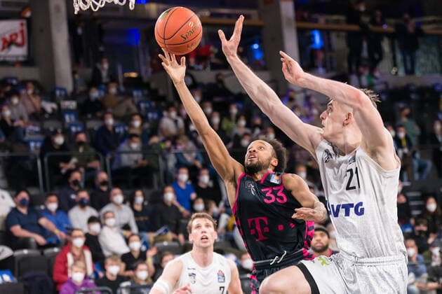 Basketball, 2022 season, easyCredit BBL, Hamburg Towers HAM Telekom Baskets Bonn BON , edel optics de Arena, 12 03 2022, 25 match day Parker Jackson Cartwright 33, BON , Justus Hollatz 21, HAM Hamburg Germany
