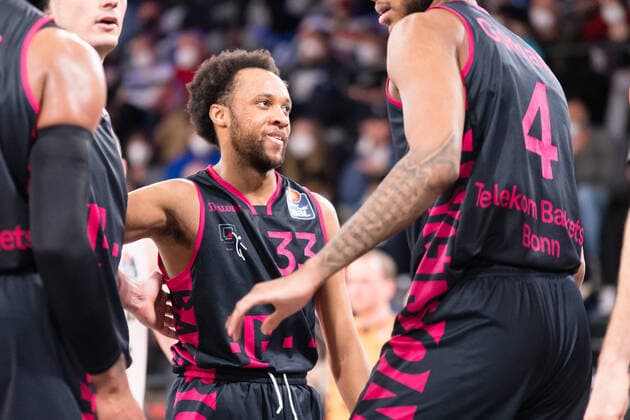 Basketball, 2022 season, easyCredit BBL, Hamburg Towers HAM Telekom Baskets Bonn BON , edel optics de Arena, 12 03 2022, 25 match day Parker Jackson Cartwright 33, BON in the Hamburg Germany players circle.