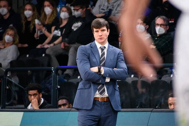 Basketball, 2022 season, easyCredit BBL, Hamburg Towers HAM Telekom Baskets Bonn BON , edel optics de Arena, 12 03 2022, 25 match day Pedro Calles HAM, Head Coach stands with folded arms in front of the side rail and watches warily the game Hamburg Germany