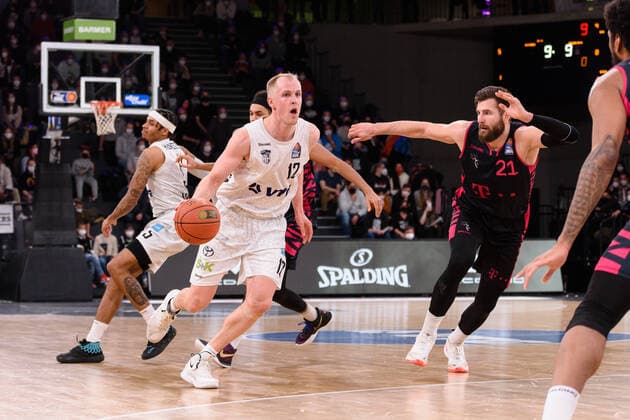 Basketball, 2022 season, easyCredit BBL, Hamburg Towers HAM Telekom Baskets Bonn BON , edel optics de Arena, 12 03 2022, 25 match day Seth Hinrichs 12, HAM , Leon Kratzer 21, BON Hamburg Germany