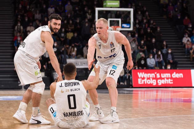 Basketball, 2022 season, easyCredit BBL, Hamburg Towers HAM Telekom Baskets Bonn BON , edel optics de Arena, 12 03 2022, 25 match day Max DiLeo 3, HAM and Seth Hinrichs 12, HAM help Jaylon Brown 0, HAM Hamburg Germany