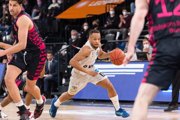 Basketball, 2022 season, easyCredit BBL, Hamburg Towers HAM Telekom Baskets Bonn BON , edel optics de Arena, 12 03 2022, 25 matchday Jaylon Brown 0, HAM dribbles his way through Hamburg edel optics de Arena, Kurt Emmer Hamburg Germany Copyright: xIMAGO. Lobeca RobertoxSeidelx
