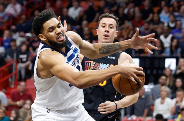Miami Heat forward Duncan Robinson (R) and Minnesota Timberwolves center Karl Anthony-Towns (L) fight for a loose ball during the second half of the NBA, Basketball Herren, USA basketball game between the Miami Heat and the Minnesota Timberwolves at FTX Arena in Miami, Florida, USA, 12 March 2022. Minnesota Timberwolves at Miami Heat !ACHTUNG: NUR REDAKTIONELLE NUTZUNG!  Copyright: xRHONAxWISEx AME3027 20220313-d3f8dd869d29d936b4f6b6f3515fa292bdf1ab5d