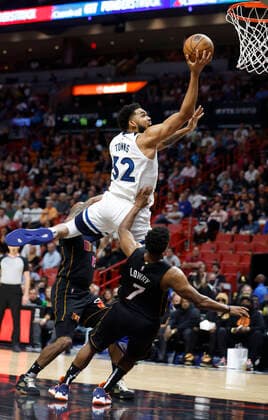 Miami Heat guard Kyle Lowry (R) is fouled by Minnesota Timberwolves center Karl Anthony-Towns (L) during the second half of the NBA, Basketball Herren, USA basketball game between the Miami Heat and the Minnesota Timberwolves at FTX Arena in Miami, Florida, USA, 12 March 2022. Minnesota Timberwolves at Miami Heat !ACHTUNG: NUR REDAKTIONELLE NUTZUNG!  Copyright: xRHONAxWISEx AME3028 20220313-d9aa3b3106dd680aa68150d6f84f588a2a3ea1a1