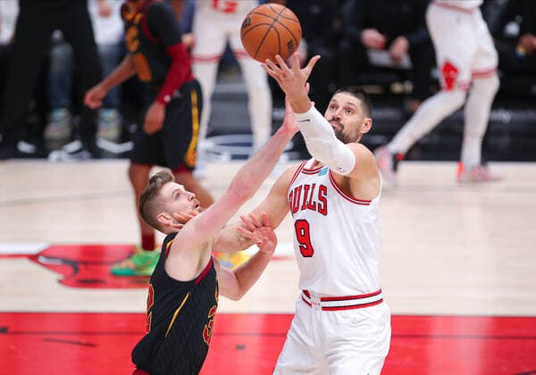 CHICAGO, IL - MARCH 12: Cleveland Cavaliers forward Dean Wade (32) and Chicago Bulls center Nikola Vucevic (9) in action during a NBA, Basketball Herren, USA game between the Cleveland Cavaliers and the Chicago Bulls on March 12, 2022 at the United Center in Chicago, IL. (Photo by Melissa Tamez Icon Sportswire) NBA: MAR 12 Cavaliers at Bulls Icon22031202