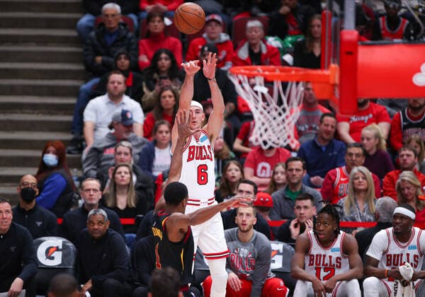 CHICAGO, IL - MARCH 12: Chicago Bulls guard Alex Caruso (6) shoots a three point basket during a NBA, Basketball Herren, USA game between the Cleveland Cavaliers and the Chicago Bulls on March 12, 2022 at the United Center in Chicago, IL. (Photo by Melissa Tamez Icon Sportswire) NBA: MAR 12 Cavaliers at Bulls Icon22031206