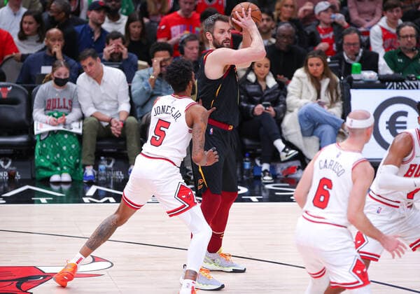CHICAGO, IL - MARCH 12: Chicago Bulls forward Derrick Jones Jr. (5) posts up against Cleveland Cavaliers forward Kevin Love (0) during a NBA, Basketball Herren, USA game between the Cleveland Cavaliers and the Chicago Bulls on March 12, 2022 at the United Center in Chicago, IL. (Photo by Melissa Tamez Icon Sportswire) NBA: MAR 12 Cavaliers at Bulls Icon22031216