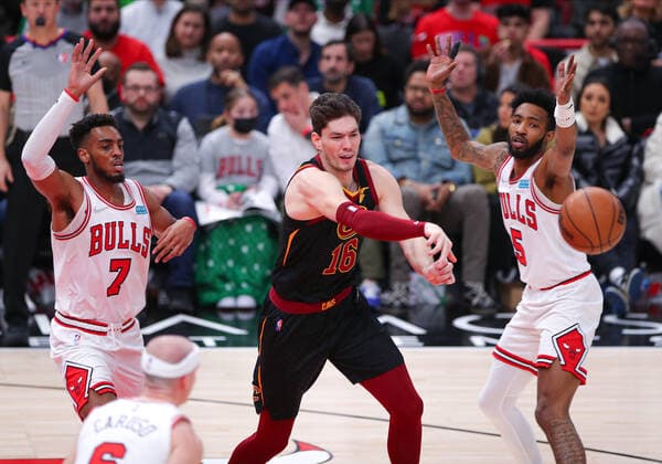 CHICAGO, IL - MARCH 12: Cleveland Cavaliers forward Cedi Osman (16) passes the ball in action during a NBA, Basketball Herren, USA game between the Cleveland Cavaliers and the Chicago Bulls on March 12, 2022 at the United Center in Chicago, IL. (Photo by Melissa Tamez Icon Sportswire) NBA: MAR 12 Cavaliers at Bulls Icon22031218