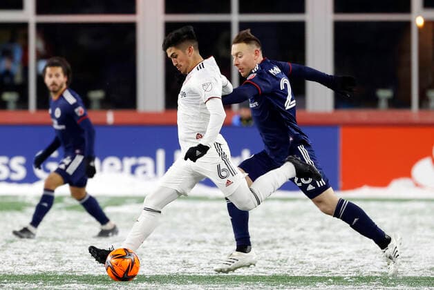 FOXBOROUGH, MA - MARCH 12: Real Salt Lake midfielder Pablo Ruiz (6) plays the ball from New England Revolution midfielder Tommy McNamara (26) during a match between the New England Revolution and Real Salt Lake on March 12, 2022, at Gillette Stadium in Foxborough, Massachusetts. (Photo by Fred Kfoury III Icon Sportswire) SOCCER: MAR 12 MLS, Fussball Herren, USA - Real Salt Lake at New England Revolution Icon482220312027