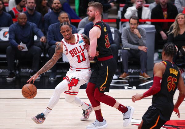 CHICAGO, IL - MARCH 12: Cleveland Cavaliers forward Dean Wade (32) fouls Chicago Bulls forward DeMar DeRozan (11) during a NBA, Basketball Herren, USA game between the Cleveland Cavaliers and the Chicago Bulls on March 12, 2022 at the United Center in Chicago, IL. (Photo by Melissa Tamez Icon Sportswire) NBA: MAR 12 Cavaliers at Bulls Icon22031226