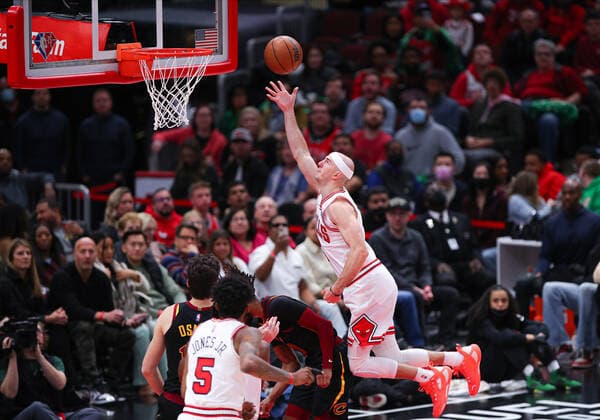 CHICAGO, IL - MARCH 12: Chicago Bulls guard Alex Caruso (6) drives to the basket for a layup during a NBA, Basketball Herren, USA game between the Cleveland Cavaliers and the Chicago Bulls on March 12, 2022 at the United Center in Chicago, IL. (Photo by Melissa Tamez Icon Sportswire) NBA: MAR 12 Cavaliers at Bulls Icon22031233