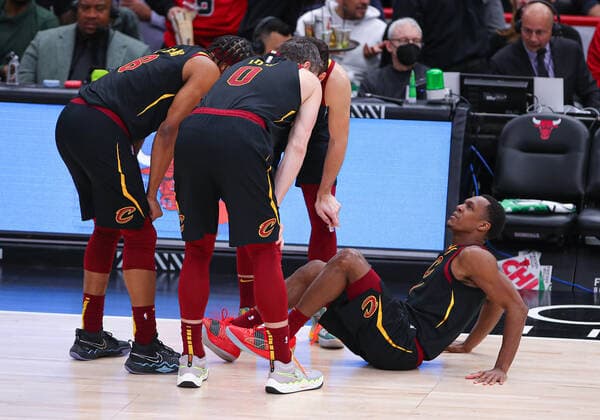 CHICAGO, IL - MARCH 12: Cleveland Cavaliers guard Rajon Rondo (1) sits on the court after rolling is ankle during a NBA, Basketball Herren, USA game between the Cleveland Cavaliers and the Chicago Bulls on March 12, 2022 at the United Center in Chicago, IL. (Photo by Melissa Tamez Icon Sportswire) NBA: MAR 12 Cavaliers at Bulls Icon22031234