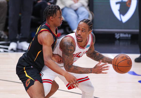 CHICAGO, IL - MARCH 12: Cleveland Cavaliers forward Isaac Okoro (35) posts up against Chicago Bulls forward DeMar DeRozan (11) during a NBA, Basketball Herren, USA game between the Cleveland Cavaliers and the Chicago Bulls on March 12, 2022 at the United Center in Chicago, IL. (Photo by Melissa Tamez Icon Sportswire) NBA: MAR 12 Cavaliers at Bulls Icon22031244