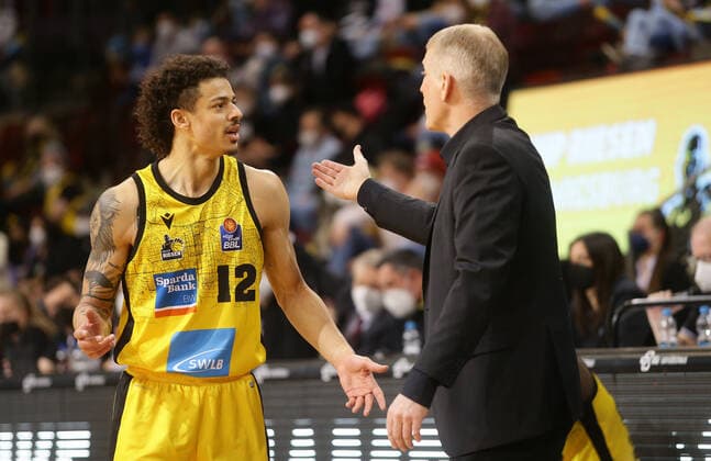 Ludwigsburg , Basketball easycredit BBL Bundesliga MHP Riesen Ludwigsburg vs Brose Bamberg , from left Jonah Radebaugh coachJohn Patrick Riesen ,