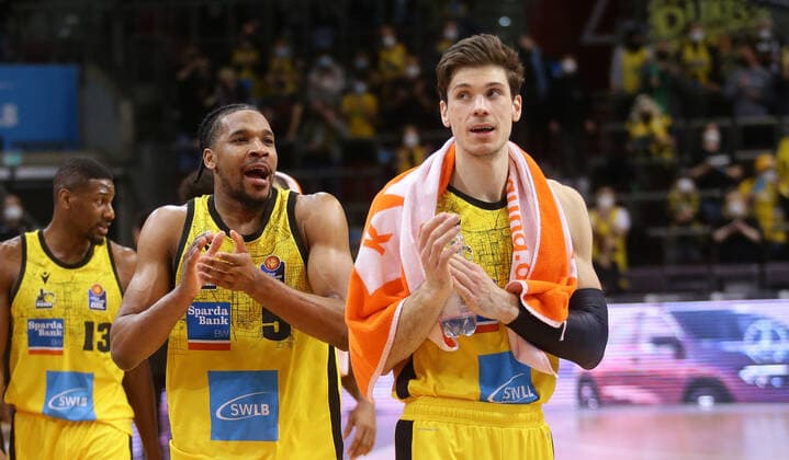 Ludwigsburg , Basketball easycredit BBL Bundesliga MHP Riesen Ludwigsburg vs Brose Bamberg , from left Justin Simon Ethan Happ Riesen ,