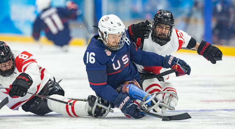 (220313) -- BEIJING, March 13, 2022 -- Declan Farmer (C) of the United States competes during the Para Ice hockey, Eishockey Gold Medal Game between the United States and Canada of the Beijing 2022 Paralympic Winter games, Winterspiele,Spiele, Summer games at National Indoor Stadium in Beijing, capital of China, March 13, 2022. ) (SP)CHINA-BEIJING-WINTER PARALYMPICS-PARA ICE HOCKEY-GOLD MEDAL GAME-USA VS CAN (CN) CaixYang 