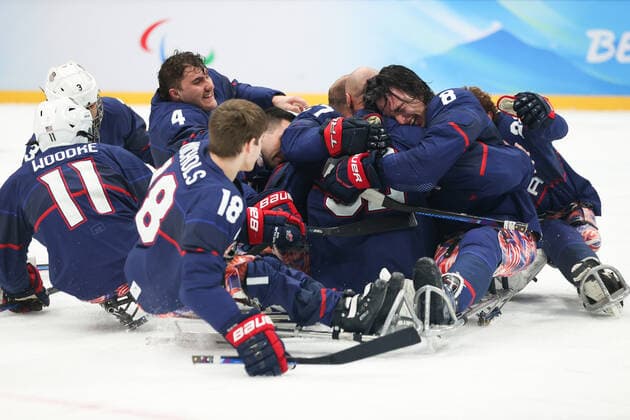 (220313) -- BEIJING, March 13, 2022 -- Players of the United States celebrate victory after the Para Ice hockey, Eishockey Gold Medal Game between the United States and Canada of the Beijing 2022 Paralympic Winter games, Winterspiele,Spiele, Summer games at National Indoor Stadium in Beijing, capital of China, March 13, 2022. ) (SP)CHINA-BEIJING-WINTER PARALYMPICS-PARA ICE HOCKEY-GOLD MEDAL GAME-USA VS CAN (CN) MaxXiping 