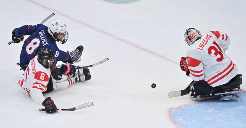 (220313) -- BEIJING, March 13, 2022 -- Jack Wallace (L top) of the United States shoots during the Para Ice hockey, Eishockey Gold Medal Game between the United States and Canada of the Beijing 2022 Paralympic Winter games, Winterspiele,Spiele, Summer games at National Indoor Stadium in Beijing, capital of China, March 13, 2022. ) (SP)CHINA-BEIJING-WINTER PARALYMPICS-PARA ICE HOCKEY-GOLD MEDAL GAME-USA VS CAN (CN) WuxHuiwo 