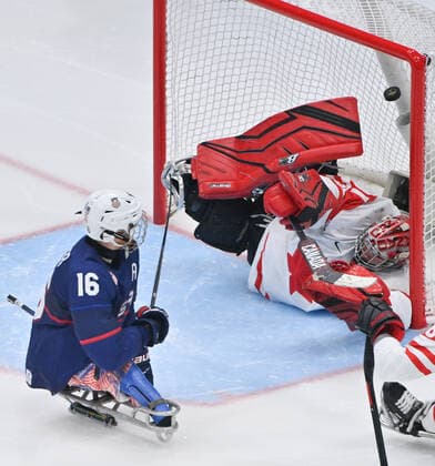 (220313) -- BEIJING, March 13, 2022 -- Declan Farmer (L) of United States scores during the Para Ice hockey, Eishockey Gold Medal Game between the United States and Canada of the Beijing 2022 Paralympic Winter games, Winterspiele,Spiele, Summer games at National Indoor Stadium in Beijing, capital of China, March 13, 2022. ) (SP)CHINA-BEIJING-WINTER PARALYMPICS-PARA ICE HOCKEY-GOLD MEDAL GAME-USA VS CAN (CN) WuxHuiwo 