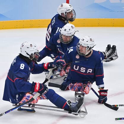 (220313) -- BEIJING, March 13, 2022 -- Players of the United States celebrate during the Para Ice hockey, Eishockey Gold Medal Game between the United States and Canada of the Beijing 2022 Paralympic Winter games, Winterspiele,Spiele, Summer games at National Indoor Stadium in Beijing, capital of China, March 13, 2022. ) (SP)CHINA-BEIJING-WINTER PARALYMPICS-PARA ICE HOCKEY-GOLD MEDAL GAME-USA VS CAN (CN) WuxHuiwo 