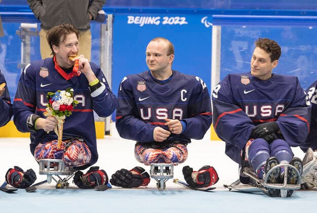 (220313) -- BEIJING, March 13, 2022 -- Players of the United States attend the awarding ceremony for the Para Ice hockey, Eishockey event of the Beijing 2022 Paralympic Winter games, Winterspiele,Spiele, Summer games at National Indoor Stadium in Beijing, capital of China, March 13, 2022. ) (SP)CHINA-BEIJING-WINTER PARALYMPICS-PARA ICE HOCKEY-AWARDING CEREMONY (CN) CaixYang 
