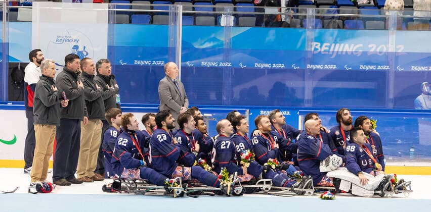 (220313) -- BEIJING, March 13, 2022 -- Team of the United States attends the awarding ceremony for the Para Ice hockey, Eishockey event of the Beijing 2022 Paralympic Winter games, Winterspiele,Spiele, Summer games at National Indoor Stadium in Beijing, capital of China, March 13, 2022. ) (SP)CHINA-BEIJING-WINTER PARALYMPICS-PARA ICE HOCKEY-AWARDING CEREMONY (CN) CaixYang 
