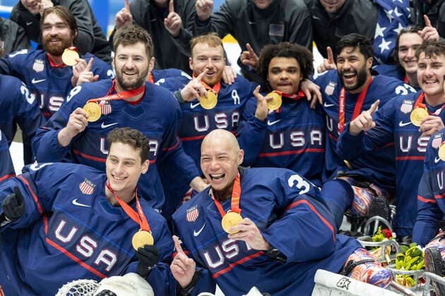 (220313) -- BEIJING, March 13, 2022 -- Players of the United States pose after the awarding ceremony for the Para Ice hockey, Eishockey event of the Beijing 2022 Paralympic Winter games, Winterspiele,Spiele, Summer games at National Indoor Stadium in Beijing, capital of China, March 13, 2022. ) (SP)CHINA-BEIJING-WINTER PARALYMPICS-PARA ICE HOCKEY-AWARDING CEREMONY (CN) CaixYang 