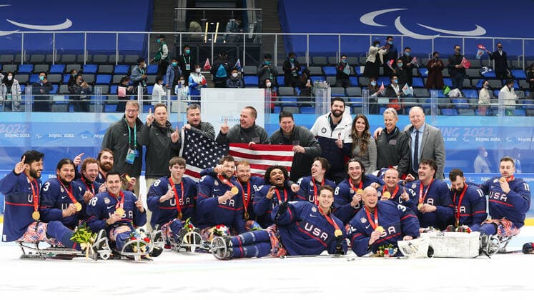 (220313) -- BEIJING, March 13, 2022 -- Team of the United States poses after the awarding ceremony for the Para Ice hockey, Eishockey event of the Beijing 2022 Paralympic Winter games, Winterspiele,Spiele, Summer games at National Indoor Stadium in Beijing, capital of China, March 13, 2022. ) (SP)CHINA-BEIJING-WINTER PARALYMPICS-PARA ICE HOCKEY-AWARDING CEREMONY (CN) MaxXiping 