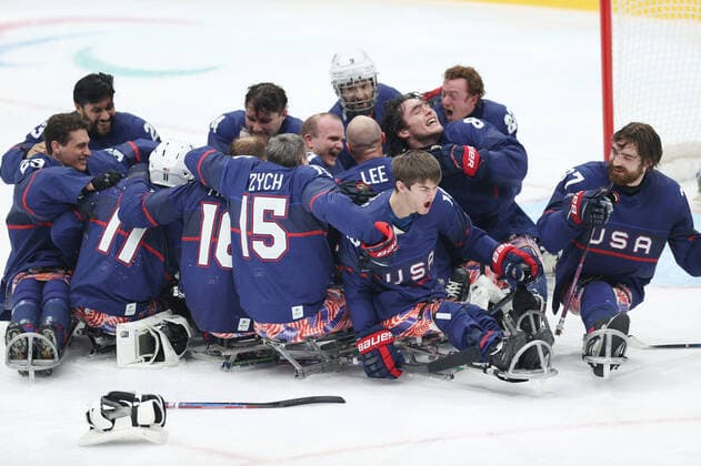 (220313) -- BEIJING, March 13, 2022 -- Players of the United States celebrate after the Para Ice hockey, Eishockey Gold Medal Game between the United States and Canada of the Beijing 2022 Paralympic Winter games, Winterspiele,Spiele, Summer games at National Indoor Stadium in Beijing, capital of China, March 13, 2022. ) (SP)CHINA-BEIJING-WINTER PARALYMPICS-PARA ICE HOCKEY-GOLD MEDAL GAME-USA VS CAN (CN) XuxYanan 
