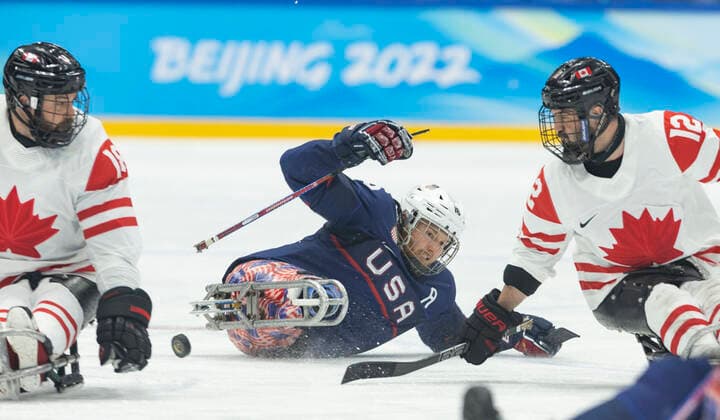 (220313) -- BEIJING, March 13, 2022 -- Declan Farmer (C) of the United States competes during the Para Ice hockey, Eishockey Gold Medal Game between the United States and Canada of the Beijing 2022 Paralympic Winter games, Winterspiele,Spiele, Summer games at National Indoor Stadium in Beijing, capital of China, March 13, 2022. ) (SP)CHINA-BEIJING-WINTER PARALYMPICS-PARA ICE HOCKEY-GOLD MEDAL GAME-USA VS CAN (CN) CaixYang 