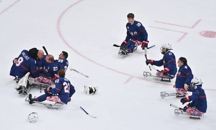 (220313) -- BEIJING, March 13, 2022 -- Players of the United States celebrate after the Para Ice hockey, Eishockey Gold Medal Game between the United States and Canada of the Beijing 2022 Paralympic Winter games, Winterspiele,Spiele, Summer games at National Indoor Stadium in Beijing, capital of China, March 13, 2022. ) (SP)CHINA-BEIJING-WINTER PARALYMPICS-PARA ICE HOCKEY-GOLD MEDAL GAME-USA VS CAN (CN) WuxHuiwo 