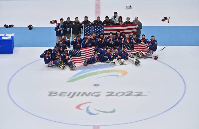 (220313) -- BEIJING, March 13, 2022 -- Team of the United States poses after the awarding ceremony for the Para Ice hockey, Eishockey event of the Beijing 2022 Paralympic Winter games, Winterspiele,Spiele, Summer games at National Indoor Stadium in Beijing, capital of China, March 13, 2022. ) (SP)CHINA-BEIJING-WINTER PARALYMPICS-PARA ICE HOCKEY-AWARDING CEREMONY (CN) WuxHuiwo 