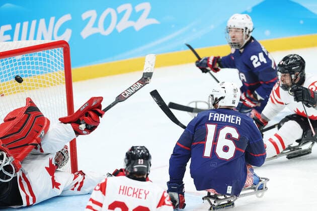 (220313) -- BEIJING, March 13, 2022 -- Declan Farmer (3rd R) of the United States scores during the Para Ice hockey, Eishockey Gold Medal Game between the United States and Canada of the Beijing 2022 Paralympic Winter games, Winterspiele,Spiele, Summer games at National Indoor Stadium in Beijing, capital of China, March 13, 2022. ) (SP)CHINA-BEIJING-WINTER PARALYMPICS-PARA ICE HOCKEY-GOLD MEDAL GAME-USA VS CAN (CN) XuxYanan 