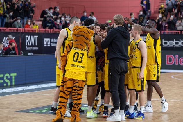Tigers Tuebingen celebrate victory over VfL SparkassenStars Bochum Tigers Tuebingen vs VfL SparkassenStars Bochum, 2 Basketball Bundesliga, Pro A, Barmer 2 Basketball, 29 Match Day , Season 2021 2022, 12 03 2022 Tigers Tuebingen vs VfL SparkassenStars Bochum, 2 Basketball Bundesliga, Pro A, Barmer 2 Basketball, 29 Match Day , Season 2021 2022, 12 03 2022 Tuebingen Copyright: xNinaxSanderx xEibnerxPressefotox EP_NSR
