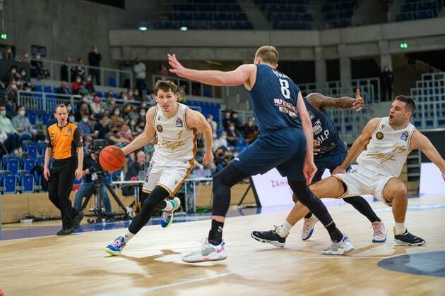 David Kraemer Basketball Loewen Braunschweig, 1 in duel with Max Ugrai MLP Academics Heidelberg, 8 , MLP Academics Heidelberg vs Basketball Loewen Braunschweig, Basketball, easyCredit Bundesliga, 25 Spieltag, Saison 2021 2022, 12 03 2022, MLP Academics Heidelberg vs Basketball Loewen Braunschweig, Basketball, easyCredit Bundesliga, 25 Spieltag, Saison 2021 2022, 12 03 2022, Heidelberg Copyright: xEibner-Pressefotox EP_EER