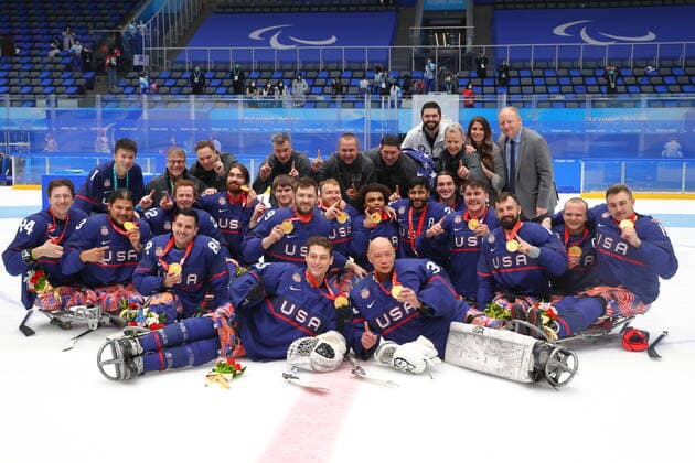 United States team group, Mannschaftsbild, Totale (USA), MARCH 13, 2022 - Para Ice hockey, Eishockey : Medal Ceremony during the Beijing 2022 Paralympic Winter games, Winterspiele,Spiele, Summer games at National Indoor Stadium in Beijing, China.  (183165575)
