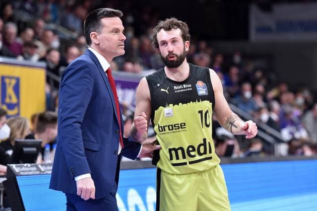 Raoul Korner Trainer, Head Coach Medi Bayreuth and Bastian Doreth R , Basketball, Bundesliga, BBL, BG Goettingen Medi Bayreuth, 12 03 2022, BG Goettingen Medi Bayreuth, Basketball, Bundesliga, GER, BBL, 12 03 2022 Goettingen Copyright: xEibner-Pressefotox-xRolandxSippelx